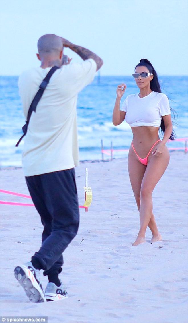 Kim Kardashian, İddialı Bikinisiyle Yürek Hoplattı