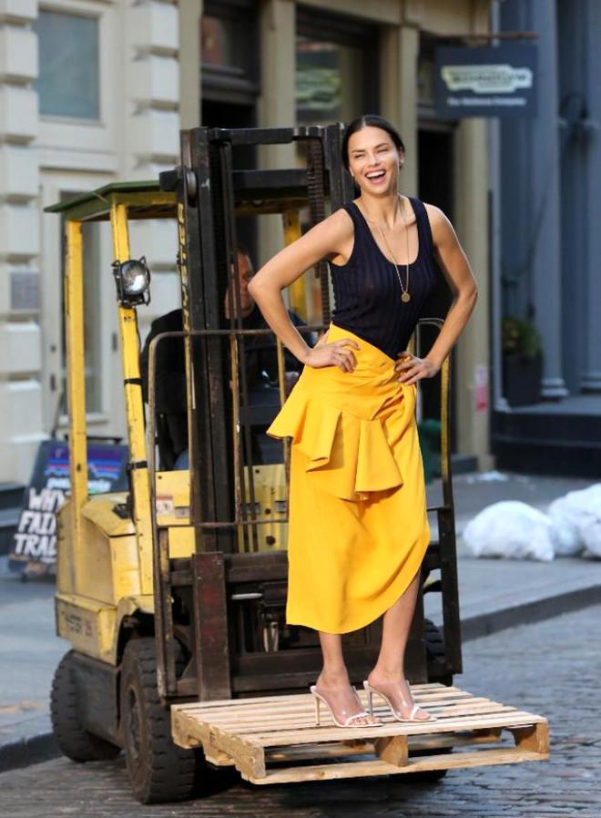 Adriana Lima'nın Başlattığı Sarı Elbise Akımına Ünlüler Dünyası Kayıtsız Kalmadı