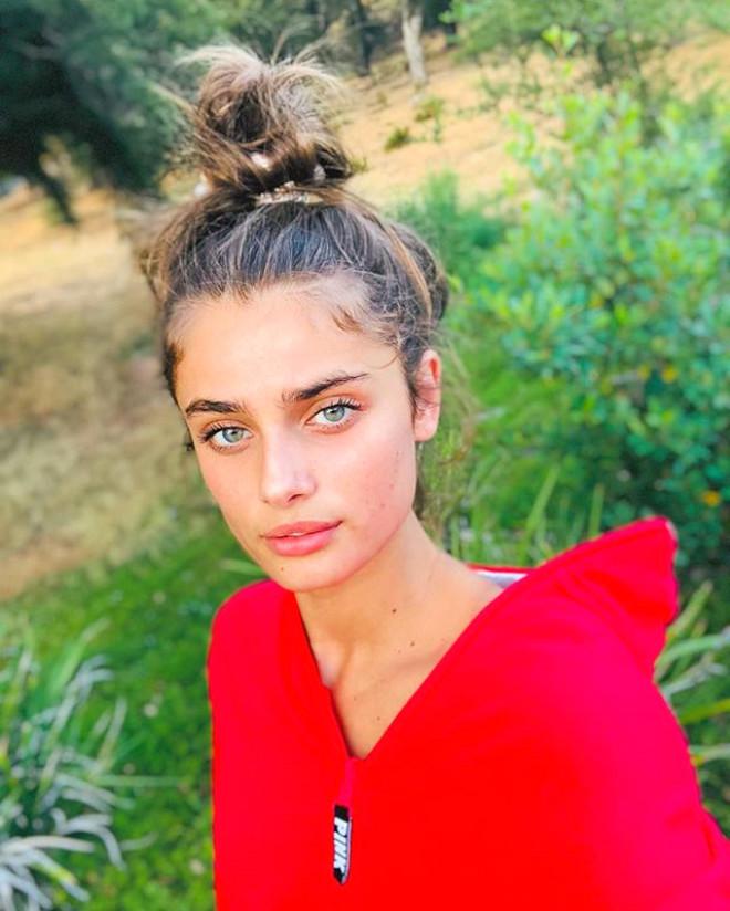 Victoria Secret'ın Yeni Meleği, Duru Güzelliğiyle Instagram'ı Sallıyor