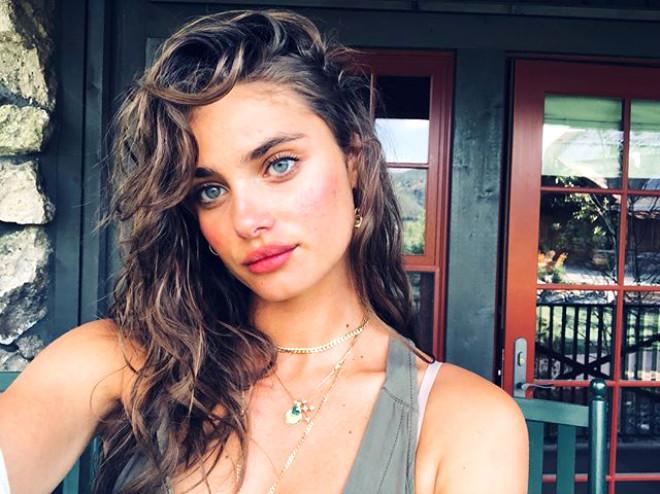 Victoria Secret'ın Yeni Meleği, Duru Güzelliğiyle Instagram'ı Sallıyor