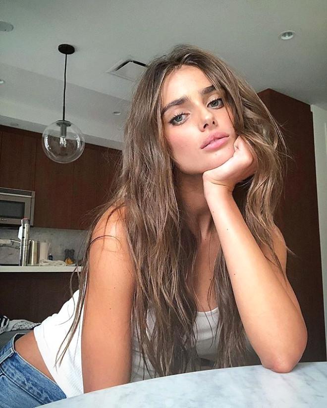 Victoria Secret'ın Yeni Meleği, Duru Güzelliğiyle Instagram'ı Sallıyor