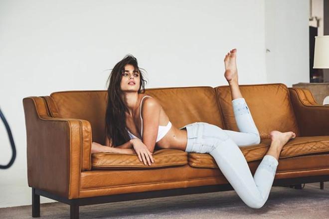Victoria Secret'ın Yeni Meleği, Duru Güzelliğiyle Instagram'ı Sallıyor