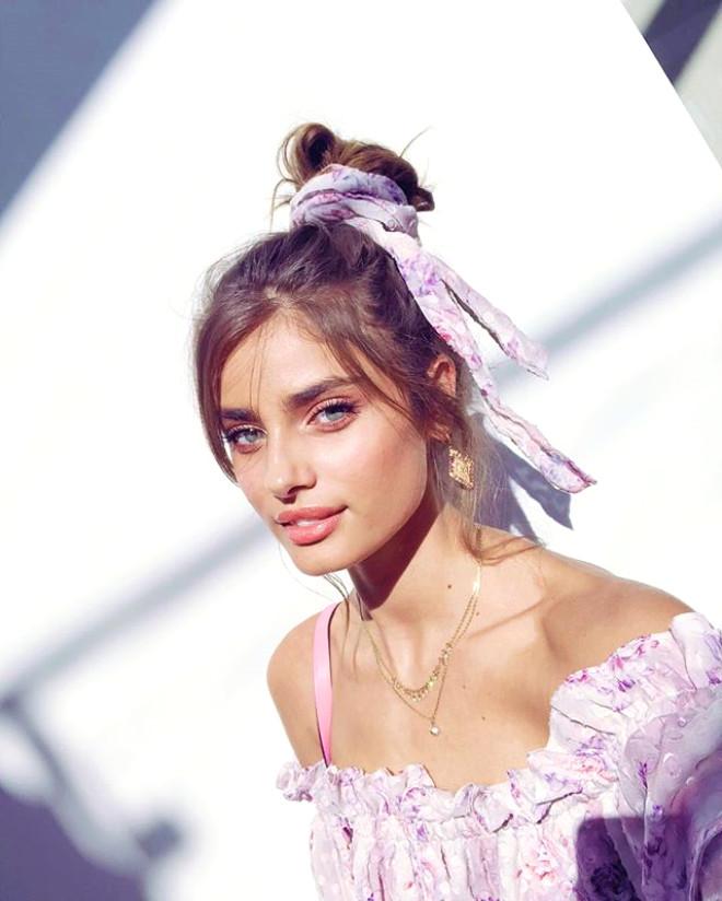 Victoria Secret'ın Yeni Meleği, Duru Güzelliğiyle Instagram'ı Sallıyor