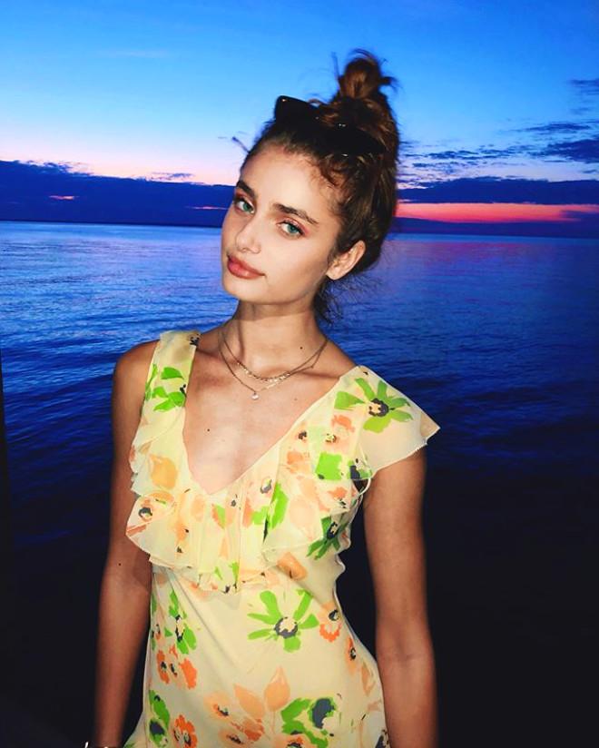 Victoria Secret'ın Yeni Meleği, Duru Güzelliğiyle Instagram'ı Sallıyor