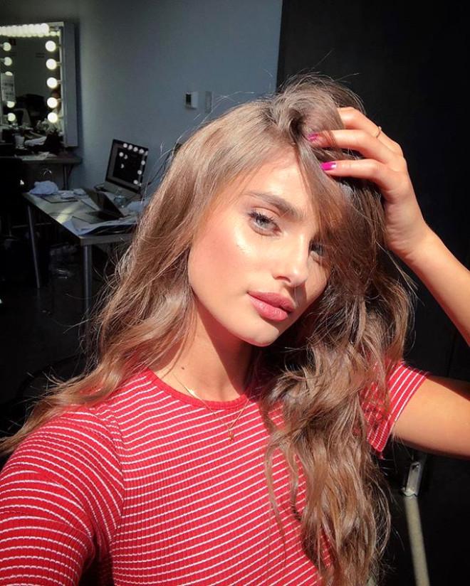 Victoria Secret'ın Yeni Meleği, Duru Güzelliğiyle Instagram'ı Sallıyor
