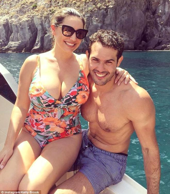 Kelly Brook'un 2019 Takviminden Yürek Hoplatan Kareler