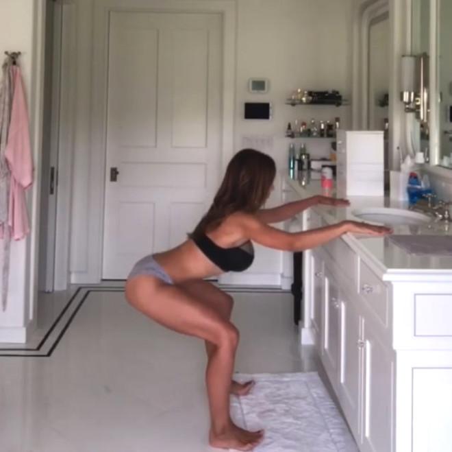 Kim İnanır Dört Çocuk Annesi Olduğuna! Fit Vücuduyla Hemcinslerini Kıskandırıyor