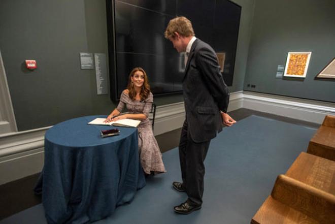 Cambridge Düşesi Kate Middleton Türk'ün İmzasıyla Geziyor