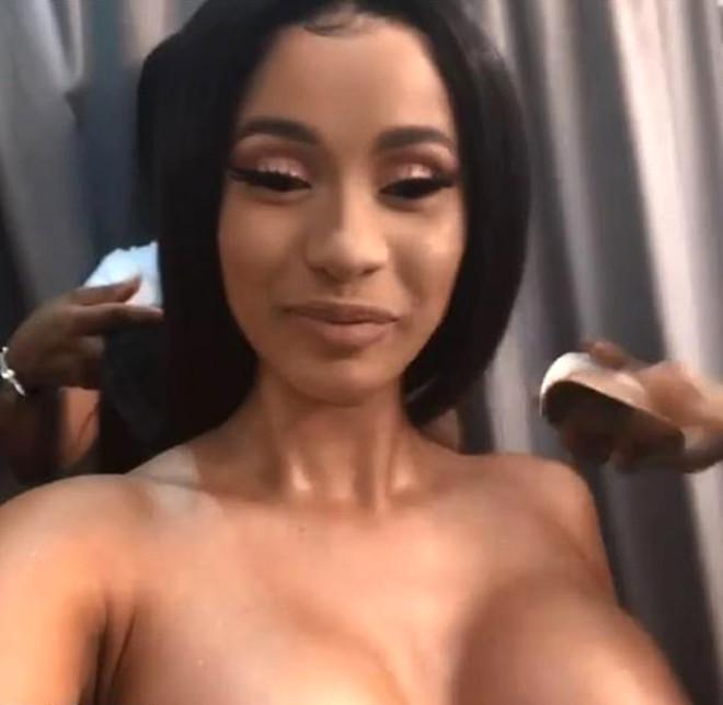 Ünlü Rapçi Instagram'da Soyundu!