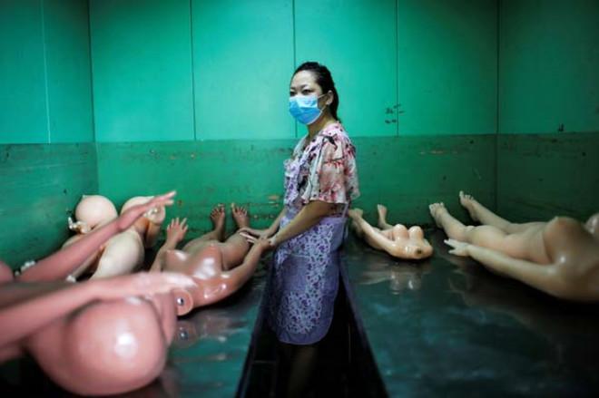 cinsel iliski robotlarinin uretildigi fabrikayi gorenler saskina donuyor