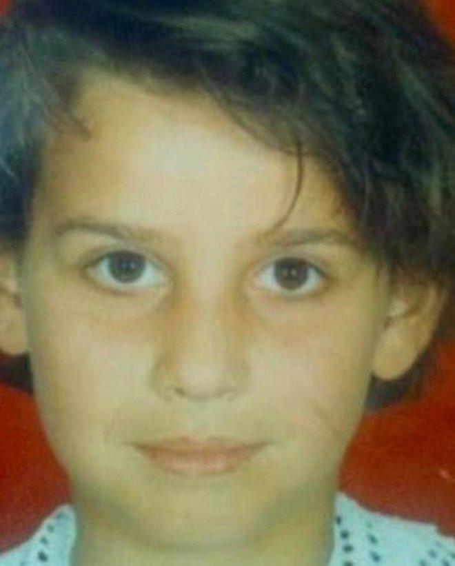 Fotoğraftaki Sarışın Önlüklü Ufaklık, Şimdilerin Esmer Güzeli!
