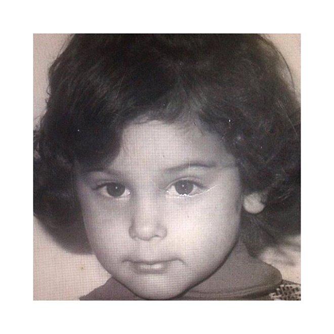 Fotoğraftaki Sarışın Önlüklü Ufaklık, Şimdilerin Esmer Güzeli!