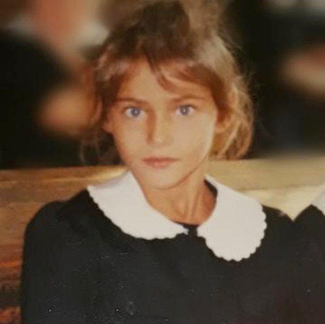 Fotoğraftaki Sarışın Önlüklü Ufaklık, Şimdilerin Esmer Güzeli!