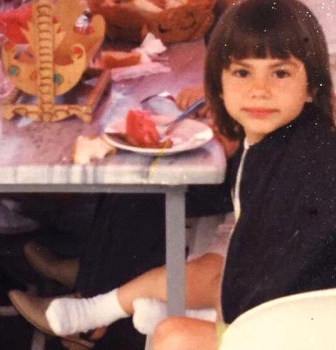 Fotoğraftaki Sarışın Önlüklü Ufaklık, Şimdilerin Esmer Güzeli!