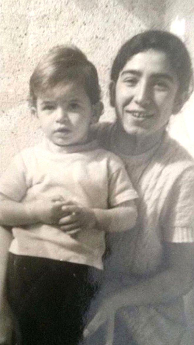 Fotoğraftaki Sarışın Önlüklü Ufaklık, Şimdilerin Esmer Güzeli!