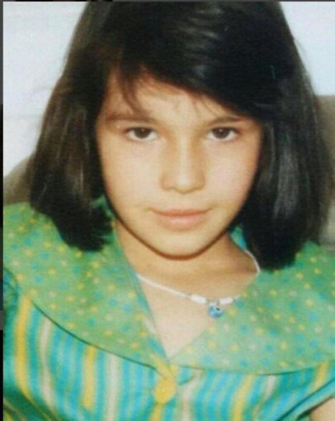 Fotoğraftaki Sarışın Önlüklü Ufaklık, Şimdilerin Esmer Güzeli!