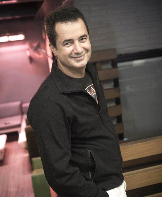 Fotoğraftaki Sarışın Önlüklü Ufaklık, Şimdilerin Esmer Güzeli!