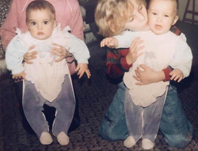Fotoğraftaki Sarışın Önlüklü Ufaklık, Şimdilerin Esmer Güzeli!