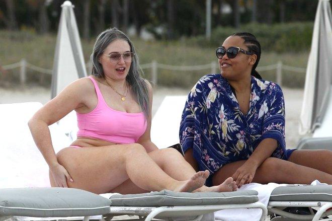 Kıvrımlı Model, Pembe Bikinisiyle Miami Sahillerini Salladı!