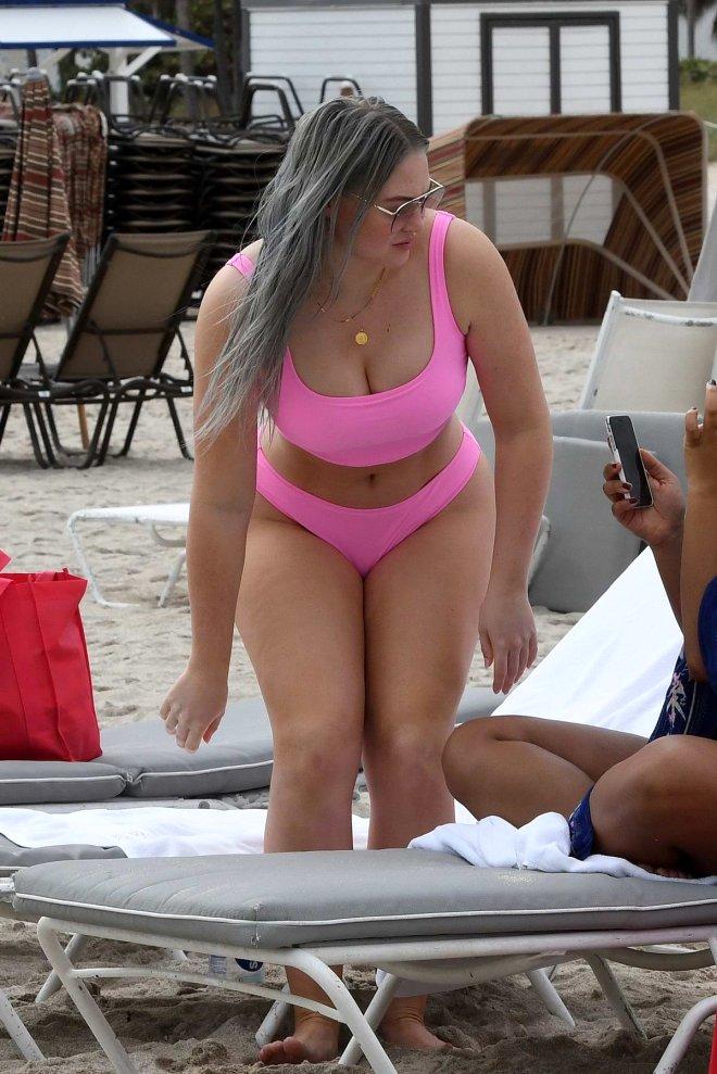 Kıvrımlı Model, Pembe Bikinisiyle Miami Sahillerini Salladı!