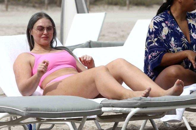 Kıvrımlı Model, Pembe Bikinisiyle Miami Sahillerini Salladı!