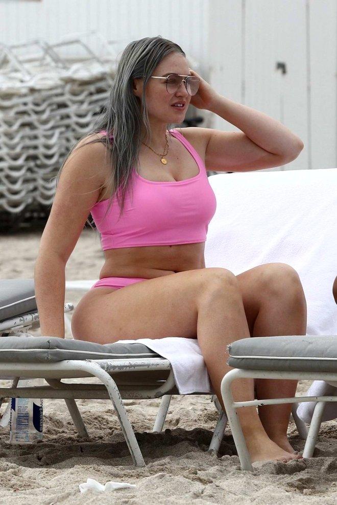 Kıvrımlı Model, Pembe Bikinisiyle Miami Sahillerini Salladı!