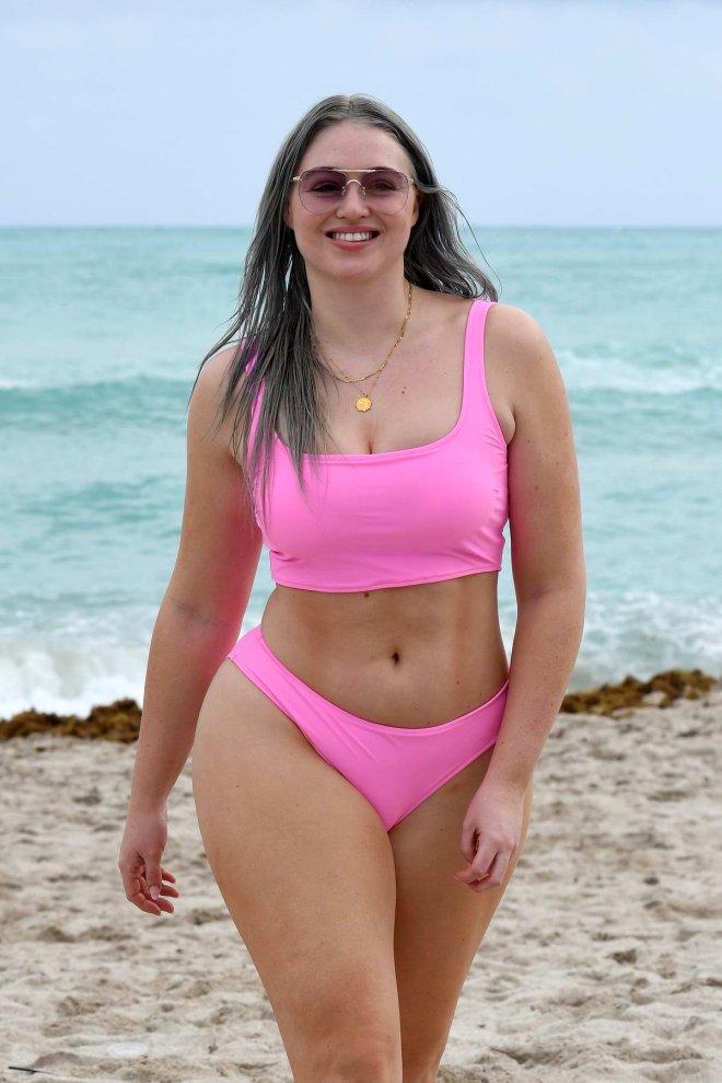 Kıvrımlı Model, Pembe Bikinisiyle Miami Sahillerini Salladı!