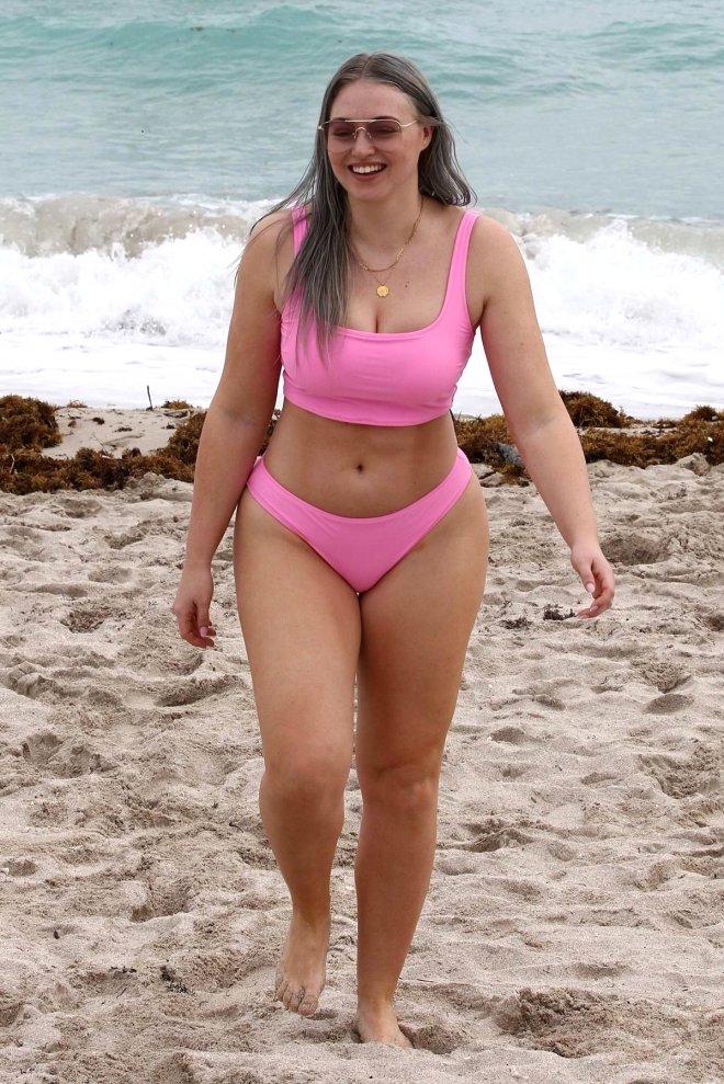 Kıvrımlı Model, Pembe Bikinisiyle Miami Sahillerini Salladı!