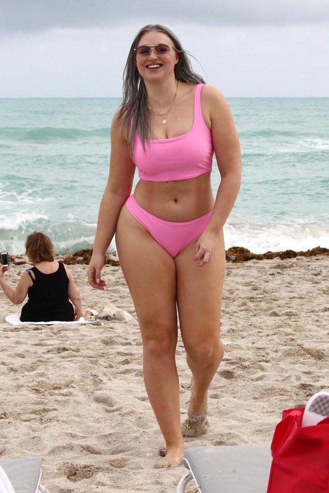 Kıvrımlı Model, Pembe Bikinisiyle Miami Sahillerini Salladı!