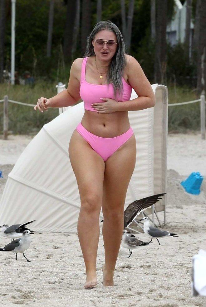Kıvrımlı Model, Pembe Bikinisiyle Miami Sahillerini Salladı!