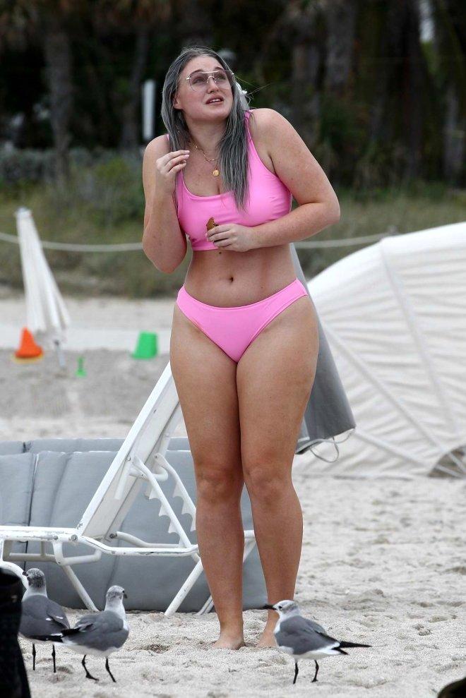 Kıvrımlı Model, Pembe Bikinisiyle Miami Sahillerini Salladı!