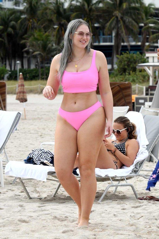Kıvrımlı Model, Pembe Bikinisiyle Miami Sahillerini Salladı!