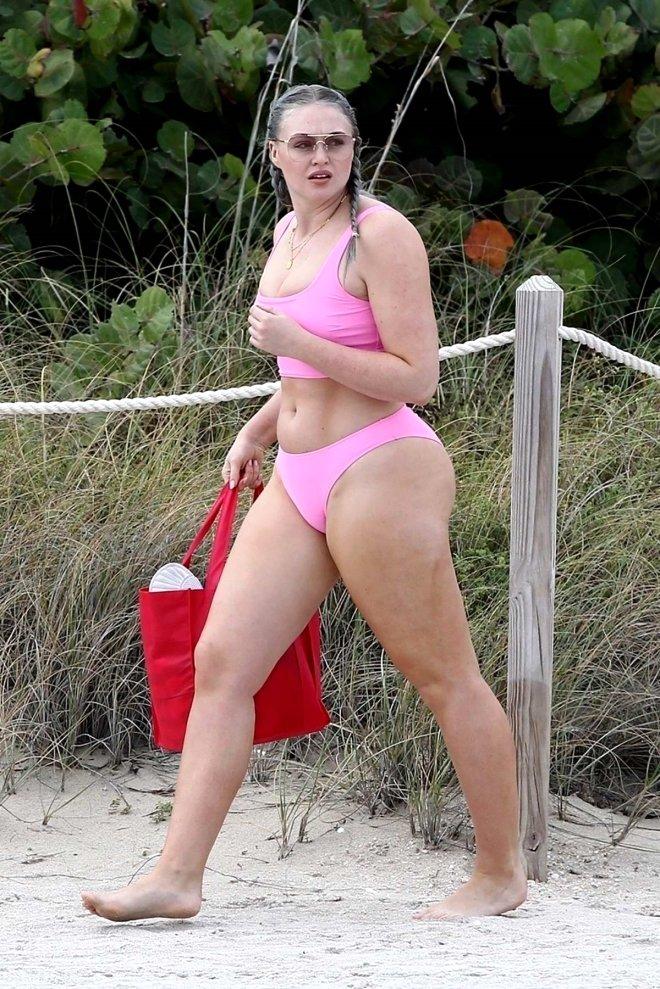 Kıvrımlı Model, Pembe Bikinisiyle Miami Sahillerini Salladı!