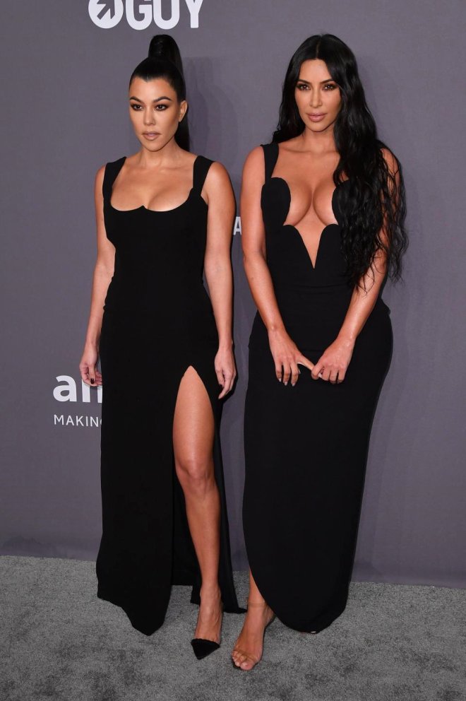 Kardashian, Şaşı Eden Göğüs Dekoltesiyle Yardım Kuruluşunun Galasına Damgasını Vurdu!