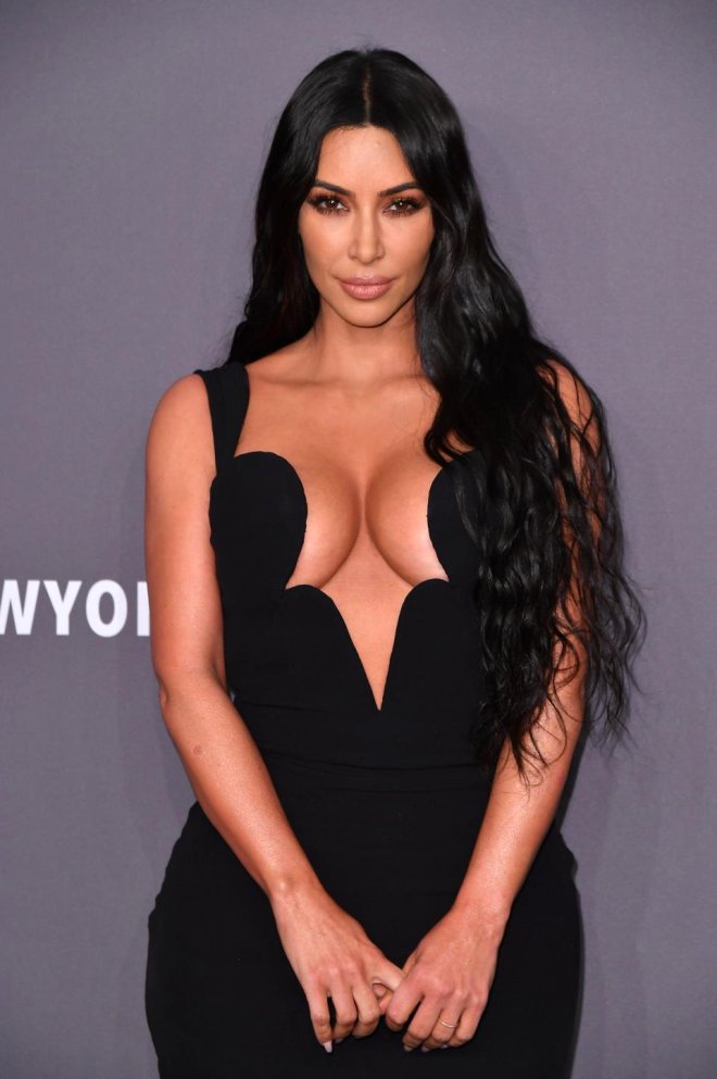 Kardashian, Şaşı Eden Göğüs Dekoltesiyle Yardım Kuruluşunun Galasına Damgasını Vurdu!