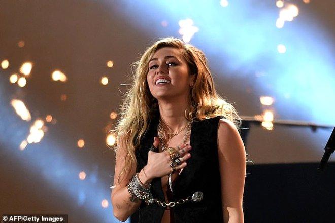 Müzik Dünyasının Çılgın Kızı Miley Cyrus, İç Çamaşırsız Ceket Takımıyla Yürek Hoplattı