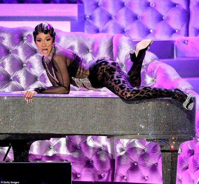 Ünlü Rapçi Cardi B'nin Kalça Danslı Şovunu, Kocası Dili Dışarda İzledi