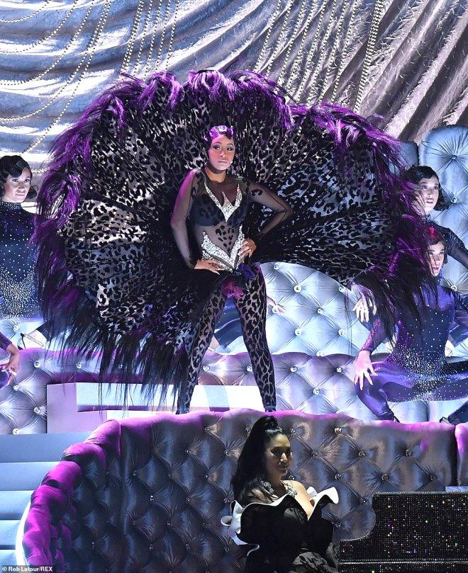 Ünlü Rapçi Cardi B'nin Kalça Danslı Şovunu, Kocası Dili Dışarda İzledi