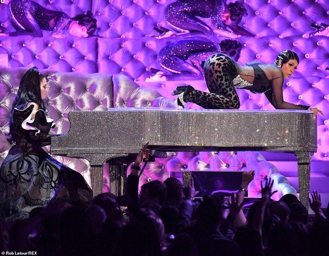 Ünlü Rapçi Cardi B'nin Kalça Danslı Şovunu, Kocası Dili Dışarda İzledi