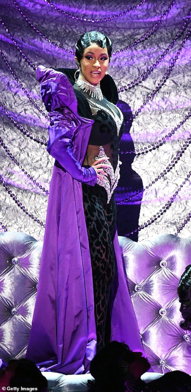Ünlü Rapçi Cardi B'nin Kalça Danslı Şovunu, Kocası Dili Dışarda İzledi