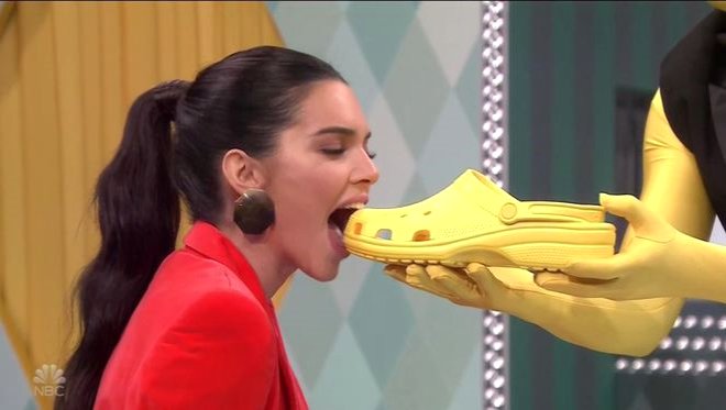 Ünlü Sunucu, Kendall Jenner'a Ayakkabı ve Terlik Yedirdi!
