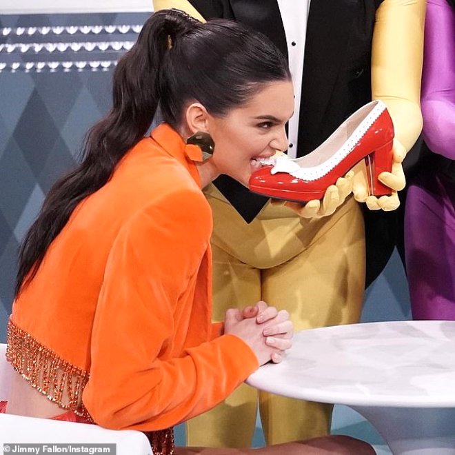 Ünlü Sunucu, Kendall Jenner'a Ayakkabı ve Terlik Yedirdi!