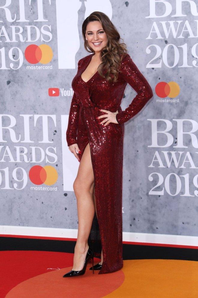 Ateşli Model Kelly Brook, Ödül Gecesinde Sınırları Zorladı!