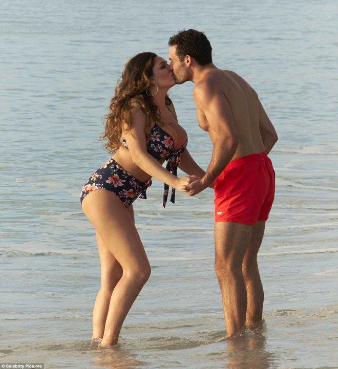 Ateşli Model Kelly Brook, Ödül Gecesinde Sınırları Zorladı!
