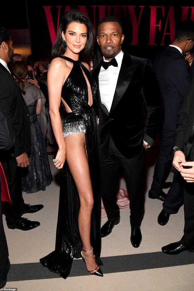Kendall Jenner'ın Dekoltesi, Gözleri Şaşı Etti!