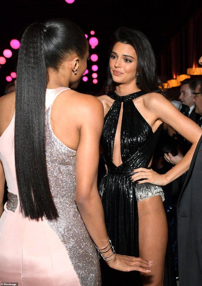 Kendall Jenner'ın Dekoltesi, Gözleri Şaşı Etti!