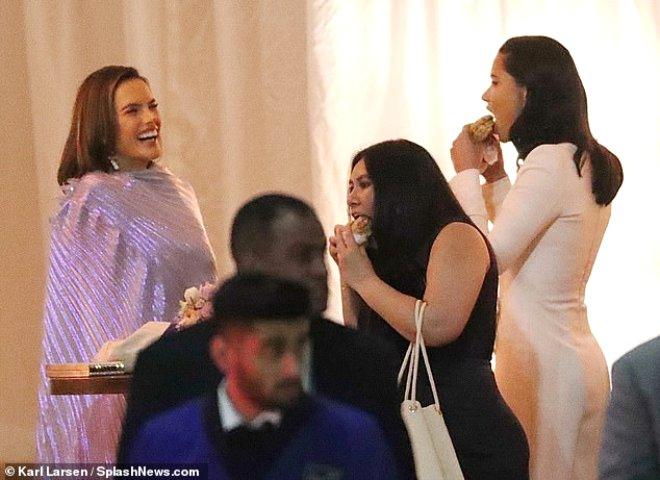 Adriana Lima'nın , Derin Dekolteli Beyaz Elbisesine Aldırmadan Hamburger Yedi