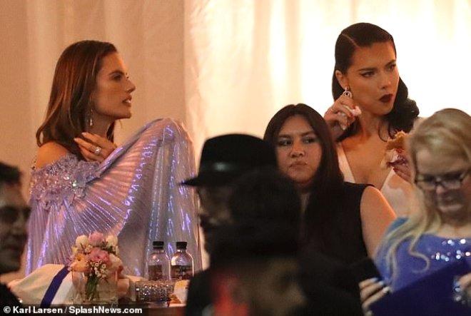 Adriana Lima'nın , Derin Dekolteli Beyaz Elbisesine Aldırmadan Hamburger Yedi
