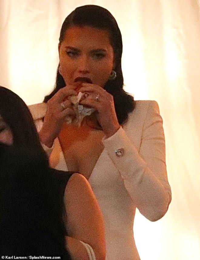 Adriana Lima'nın , Derin Dekolteli Beyaz Elbisesine Aldırmadan Hamburger Yedi