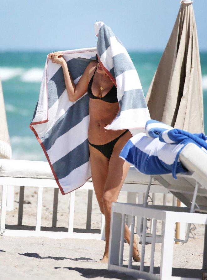 Oscar'daki 'Aşk Bakışı' Umrunda Değil! Irina Shayk, Bikinisiyle Sahili Kasıp Kavurdu